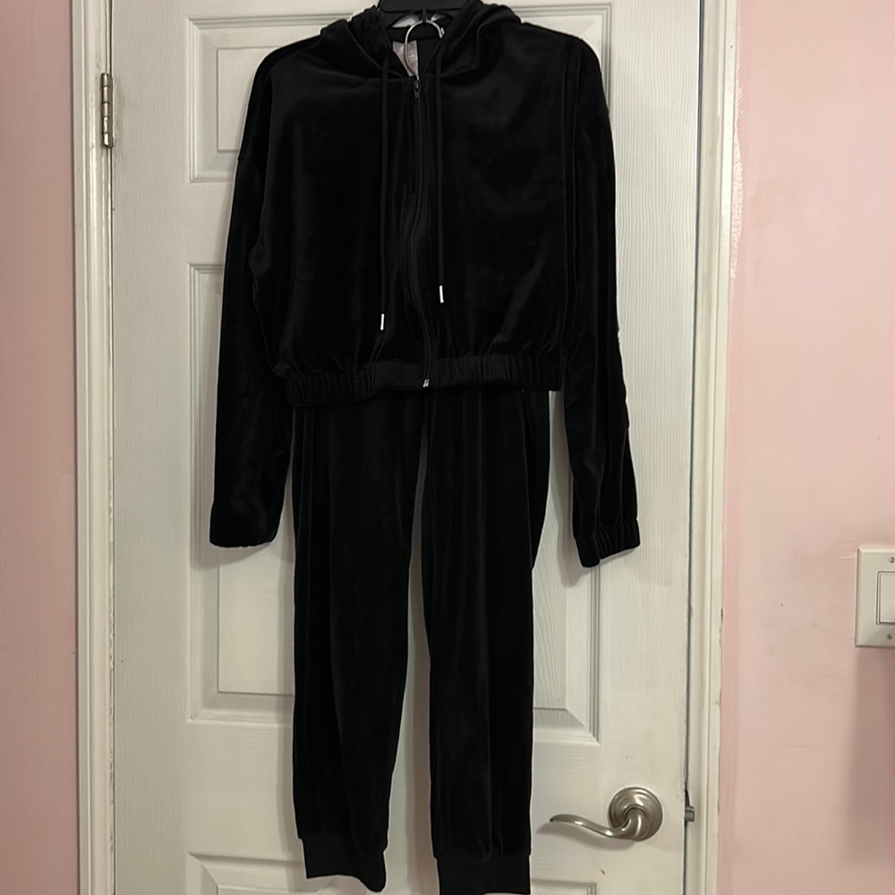 Black matching No Boundaries sweat shirt and pants